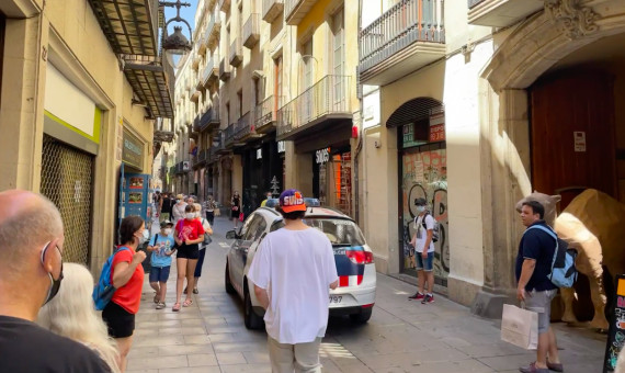 La calle de Portaferrissa, con menos afluencia que otros años y multitud de locales cerrados / METRÓPOLI