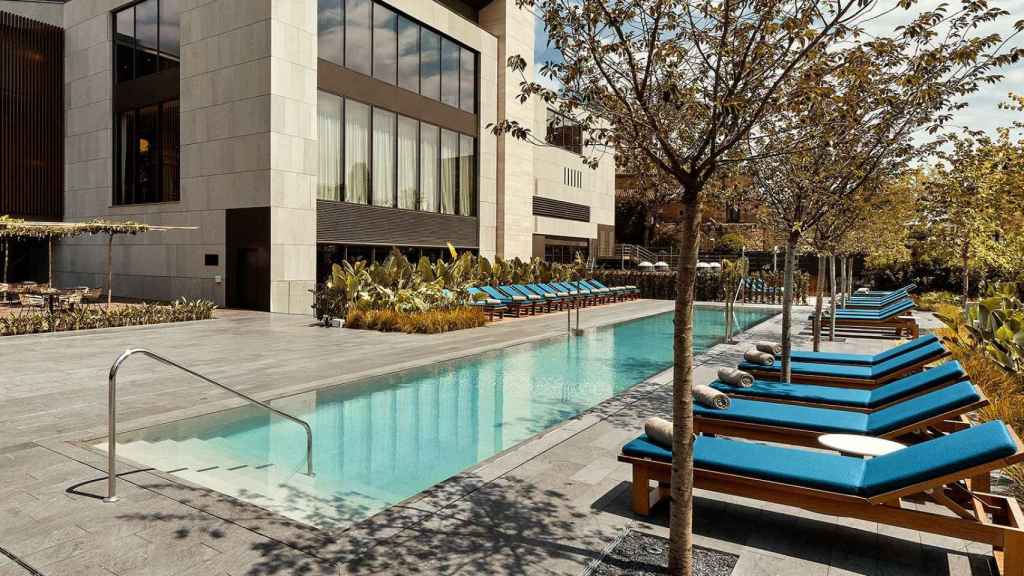 Piscina exterior del Hotel Sofia de Barcelona / SOFIA BARCELONA