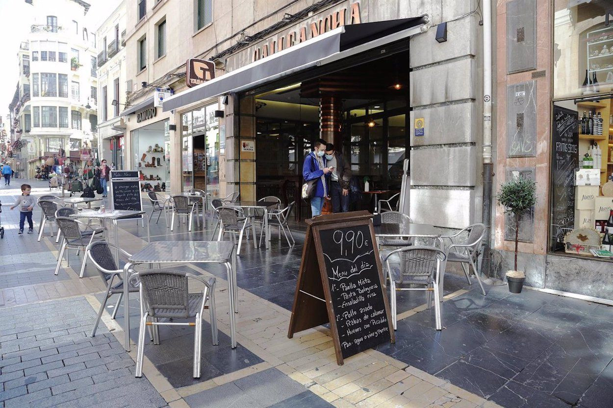 Terraza de bar vacía en una imagen de archivo / EUROPA PRESS