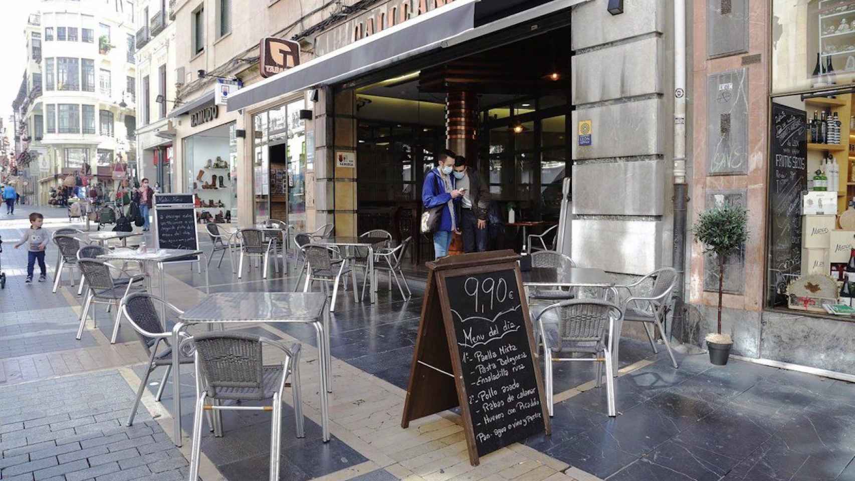 Terraza de bar vacía en una imagen de archivo / EUROPA PRESS