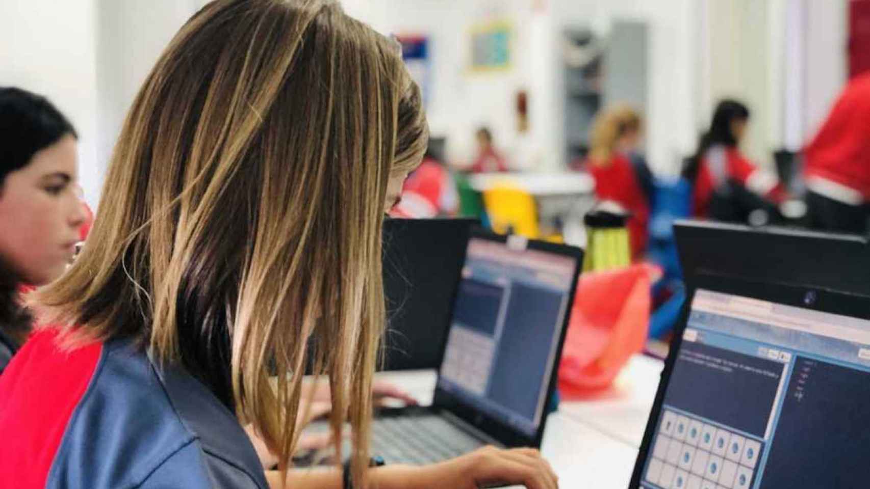 Estudiantes en un colegio con ordenadores en las aulas / ARCHIVO