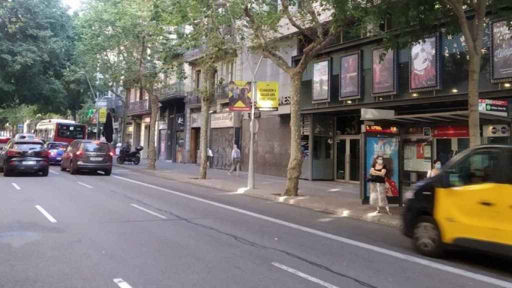 Vehículos circulan en la calle Aribau / METRÓPOLI - JORDI SUBIRANA