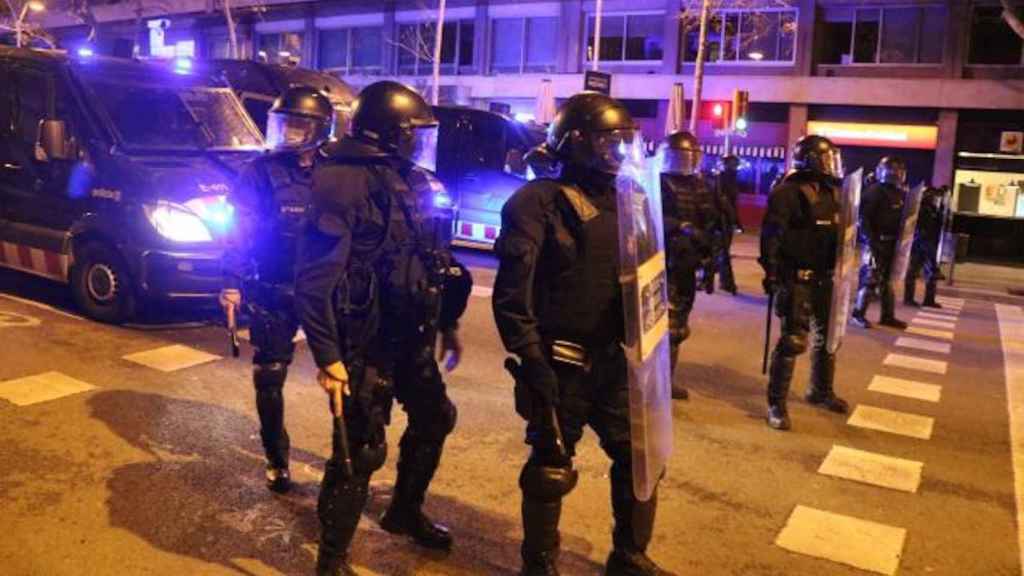 Agentes de los Mossos d'Esquadra durante una manifestación en Barcelona / ENRIC FONTCUBERTA - EFE