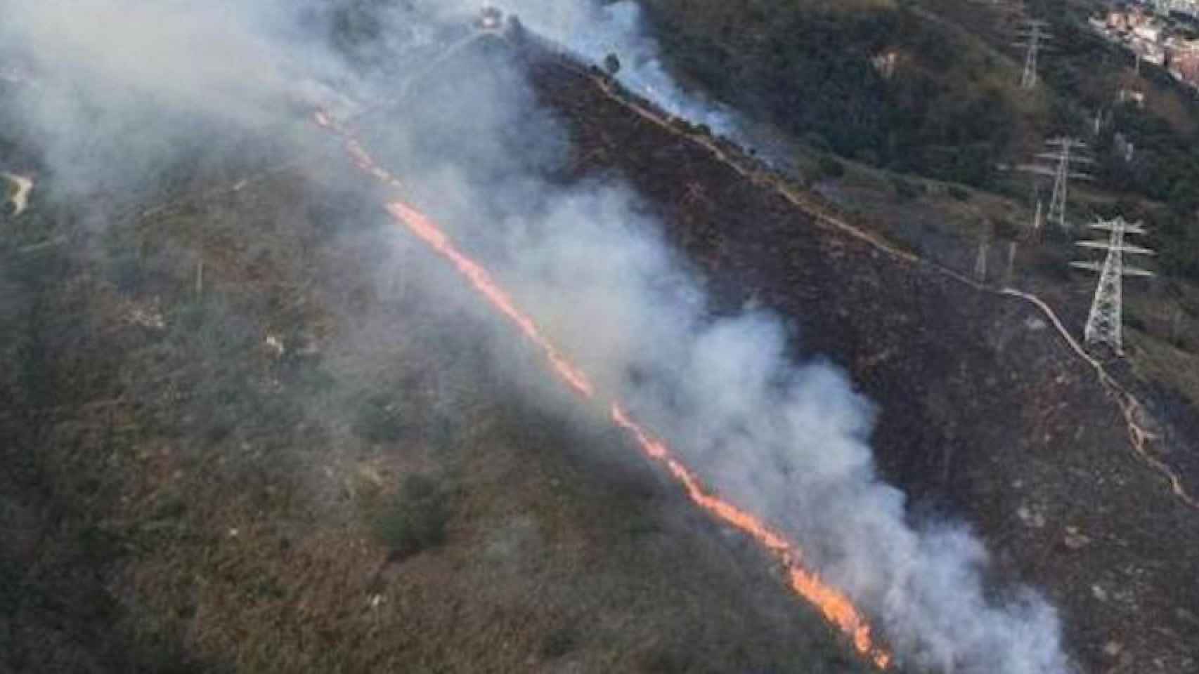 Imagen de un incendio intencionado en Collserola / BOMBERS DE LA GENERALITAT