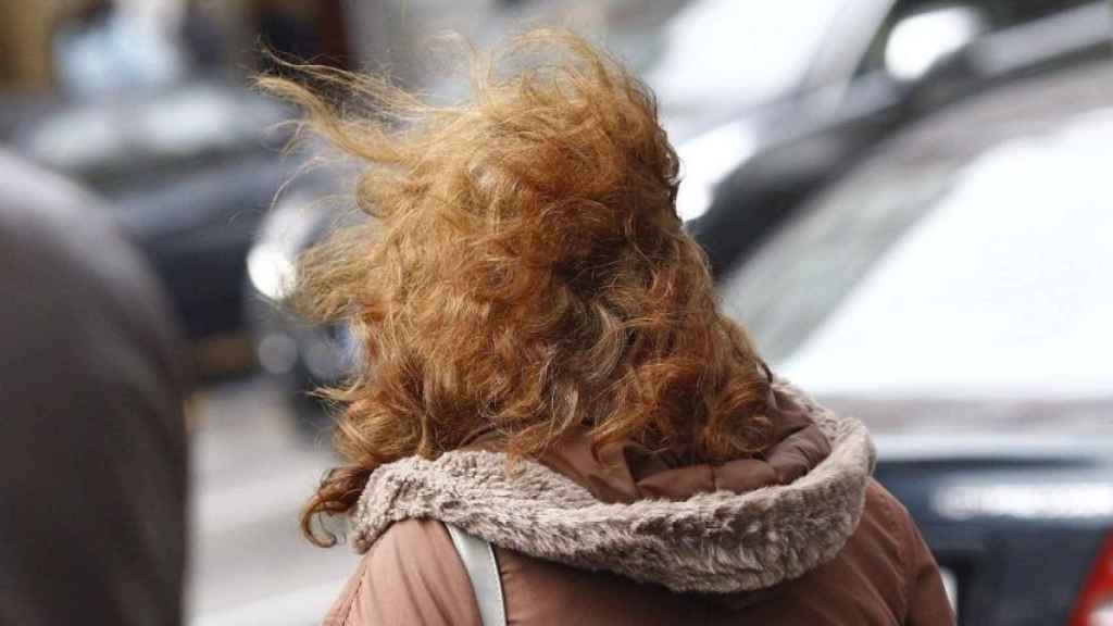 El fuerte viento, molesto para los transeúntes / EUROPA PRESS