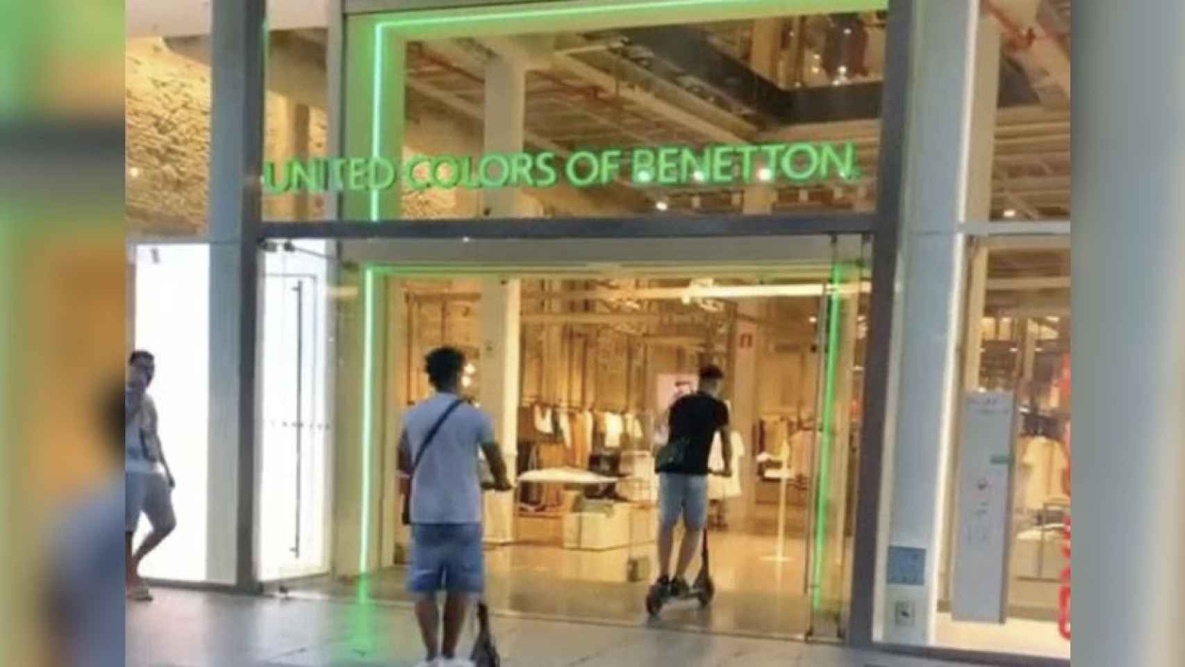 Jóvenes entrando a lo loco con patinetes en una tienda del centro de Barcelona / METRÓPOLI