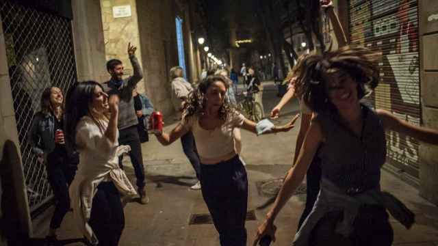 Personas celebran en Barcelona el final del toque de queda / EUROPA PRESS
