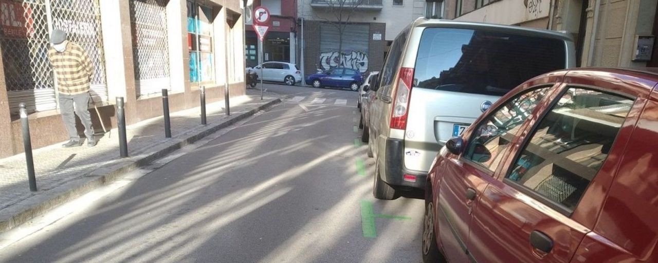 Coches aparcados en el área verde de Barcelona / METRÓPOLI ABIERTA - JORDI SUBIRANA