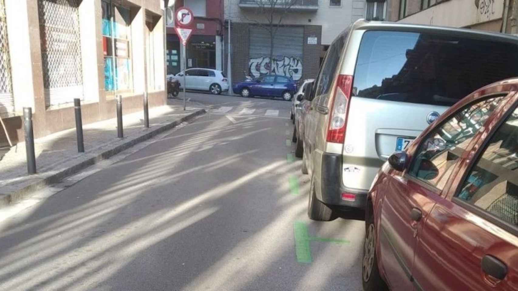 Coches aparcados en el área verde de Barcelona