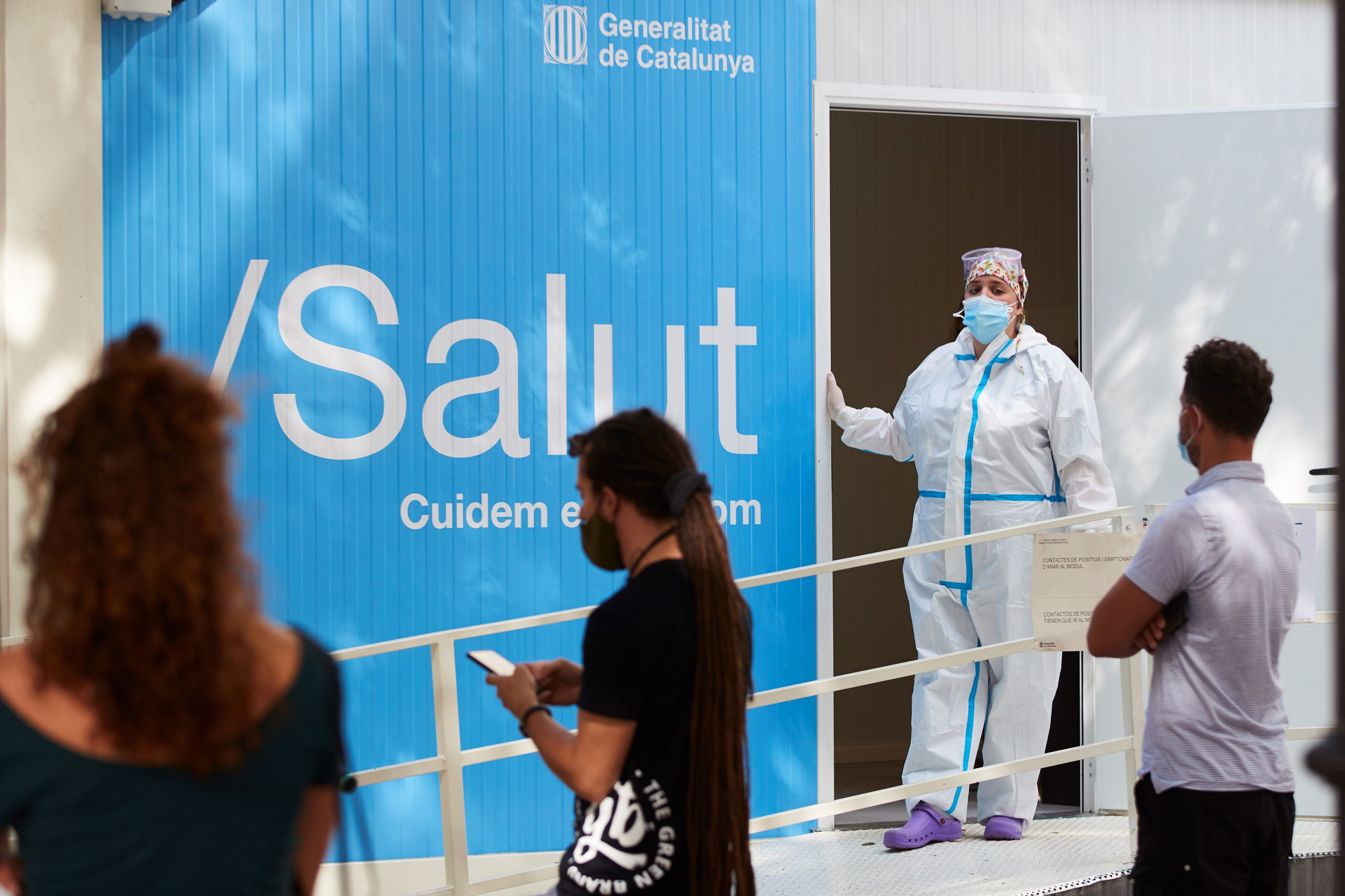 Varias personas esperan para hacerse una PCR ante un centro de atención primaria (CAP) del centro de Barcelona / EFE - Alejandro García