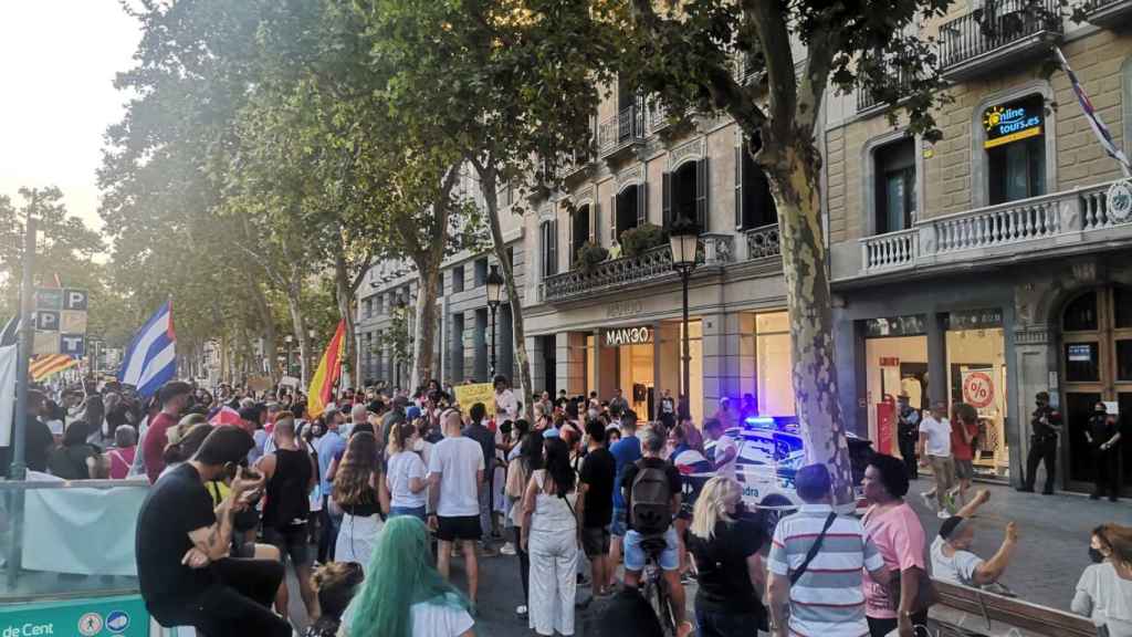 Manifestantes cubanos frente al Consulado en Paseo de Gràcia / METRÓPOLI