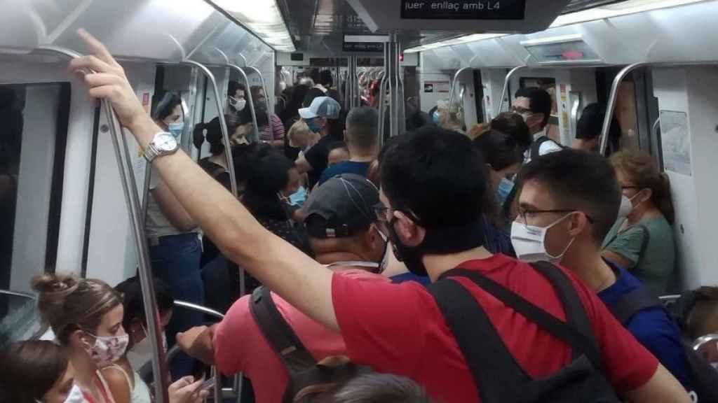 Usuarios en un vagón del metro de Barcelona lleno / METRÓPOLI - JORDI SUBIRANA