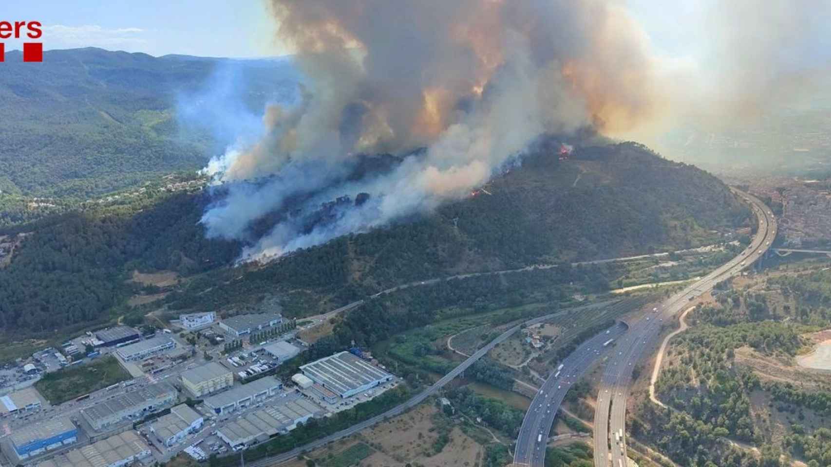 Imagen aérea del incendio en Castellví de Rosanes (Barcelona)  / BOMBERS DE LA GENERALITAT