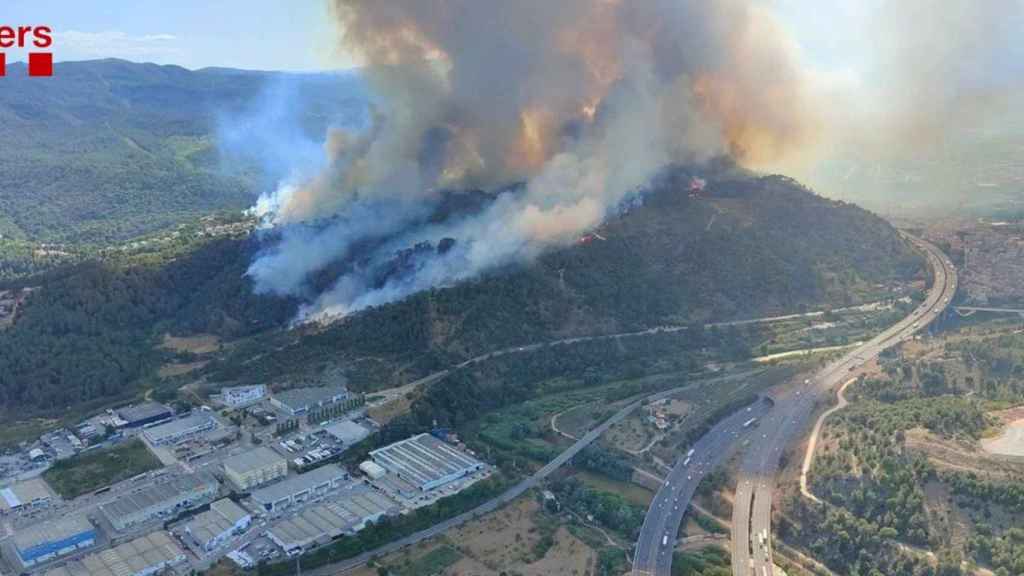 Imagen aérea del incendio en Castellví de Rosanes (Barcelona)  / BOMBERS DE LA GENERALITAT