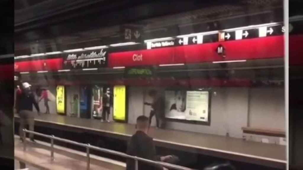 Pelea en el andén de la estación del Clot, en la línea L1 / REDES SOCIALES