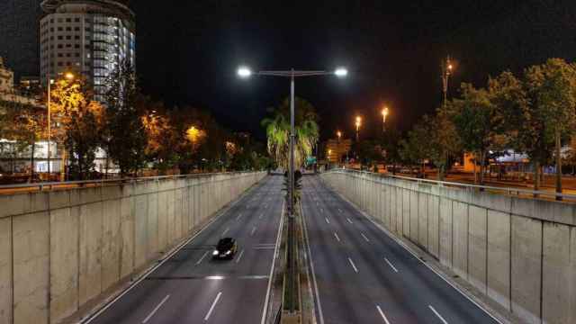 Imagen de archivo de una vía barcelonesa durante el toque de queda / EFE