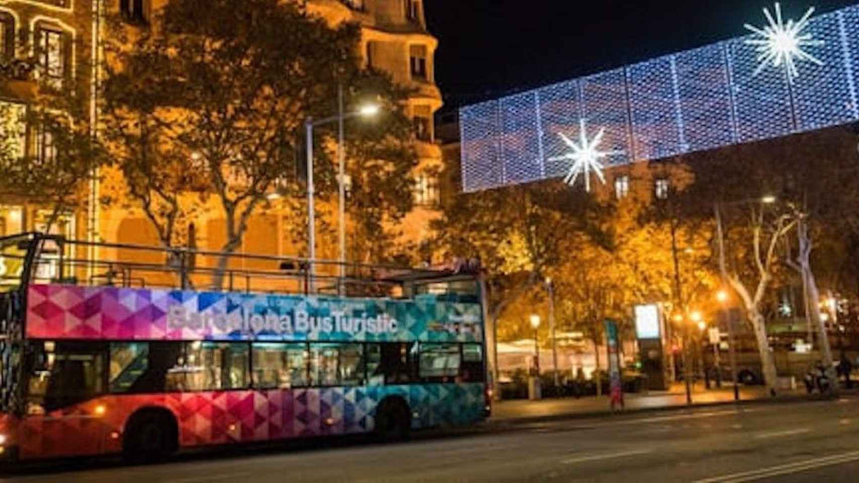 Un bus turístico de TMB durante las fiestas de Navidad / TMB