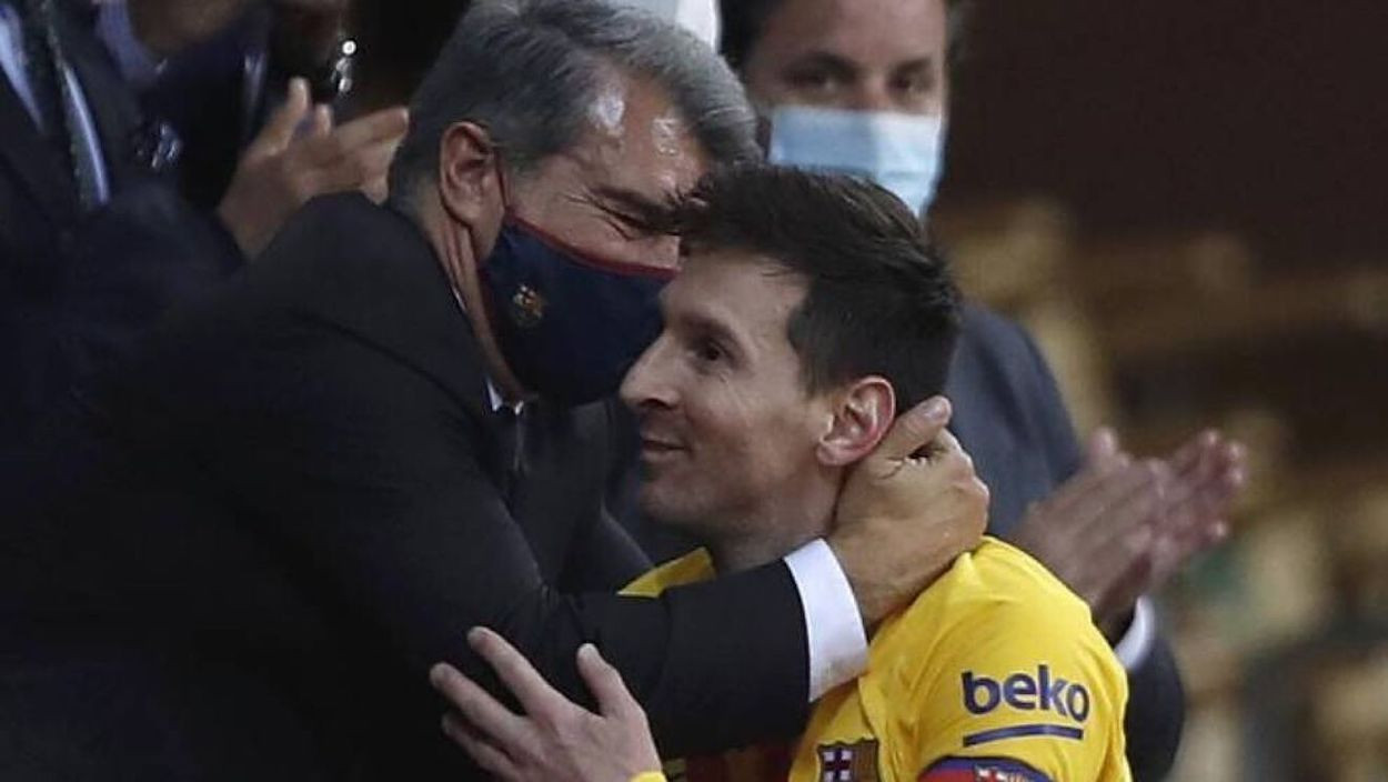 Joan Laporta abraza a Leo Messi en una imagen de archivo 