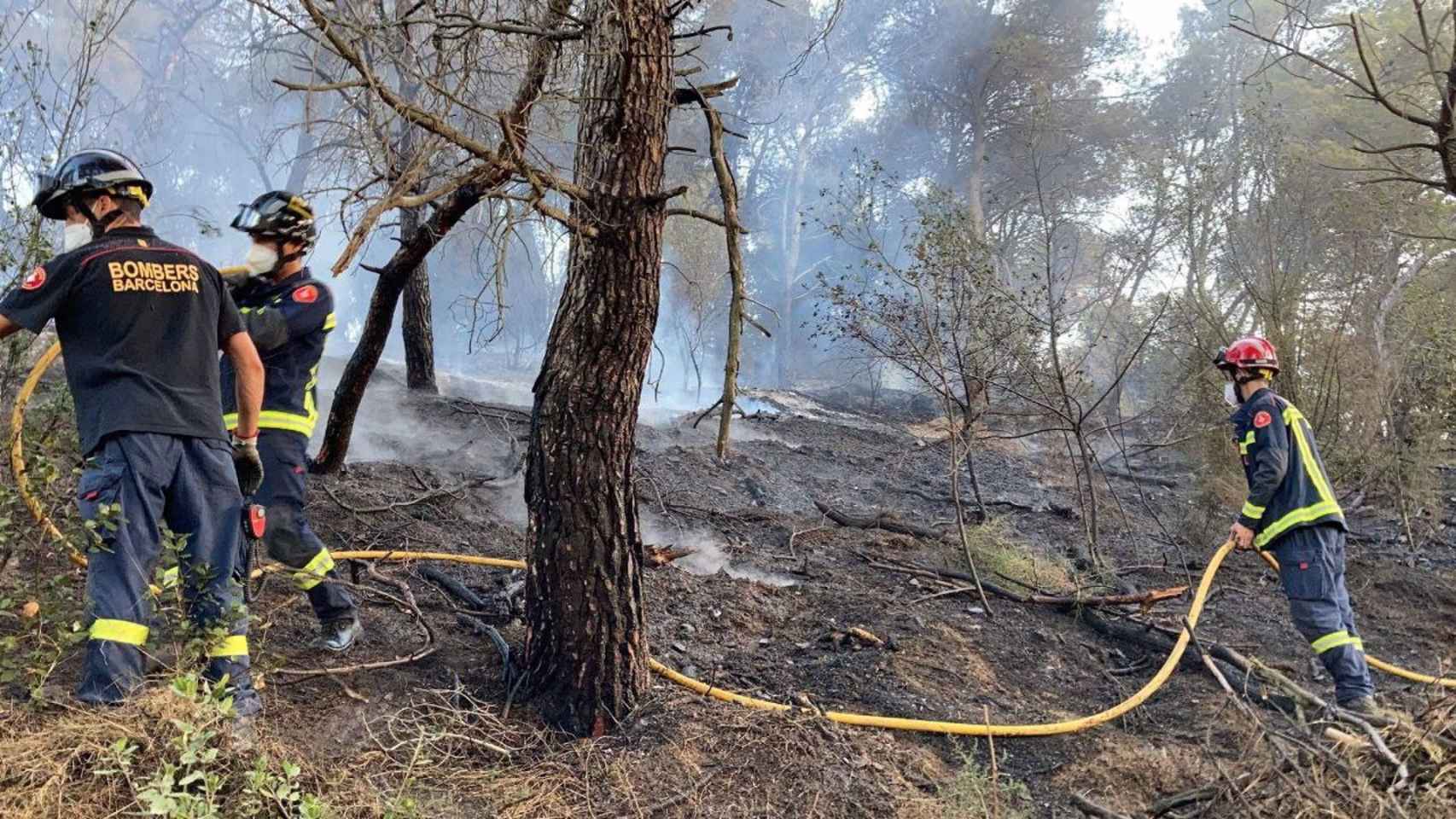 Los Bombers de Barcelona apagan un incendio en Barcelona / BOMBERS DE BARCELONA