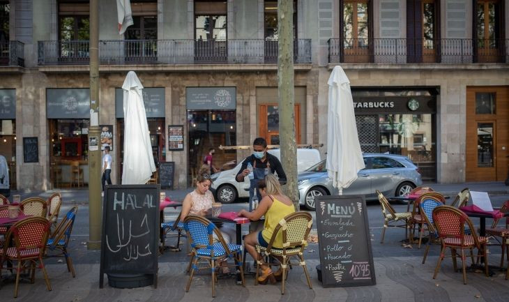 Dos clientas en un bar en una imagen de archivo / EUROPA PRESS