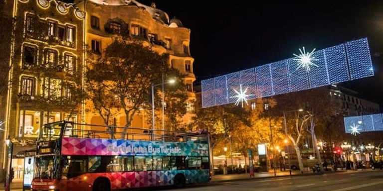 Un bus turístico de TMB durante las fiestas de Navidad / TMB