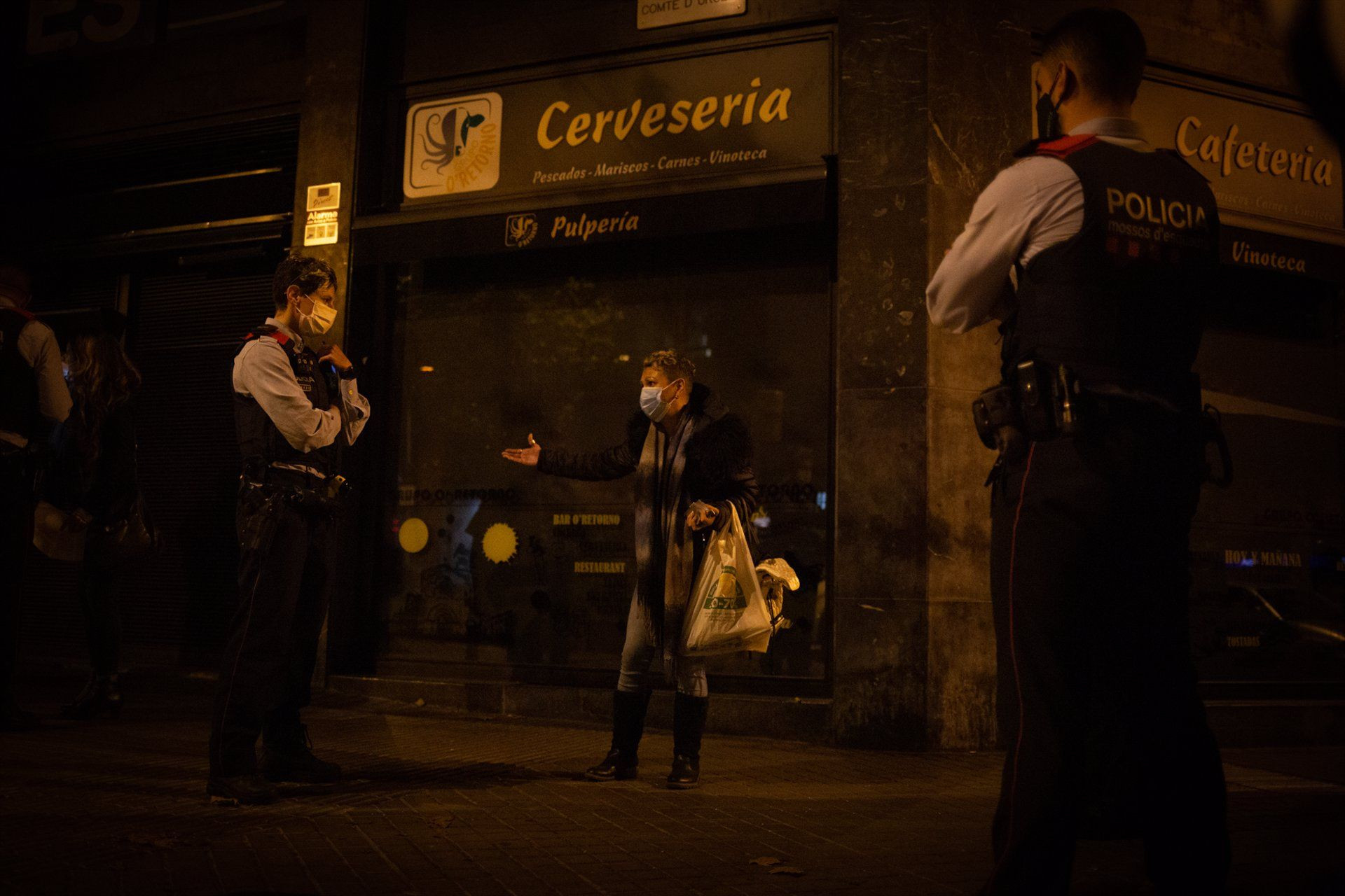 Varios mossos d'Esquadra paran a una persona en un control durante el toque de queda / E.P - David Zorrakino