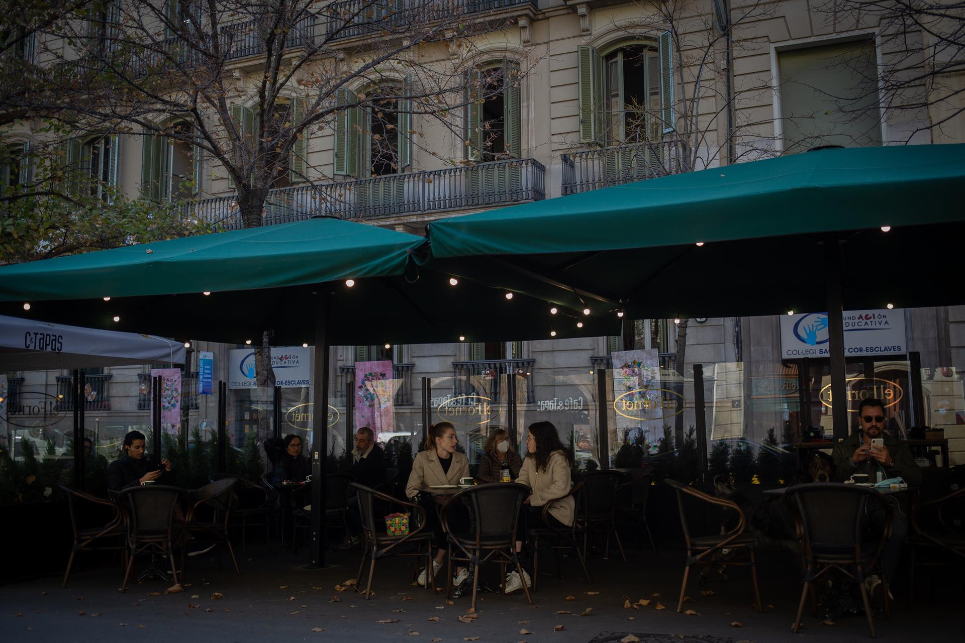 Varias personas en una terraza de Barcelona / EUROPA PRESS - David Zorrakino