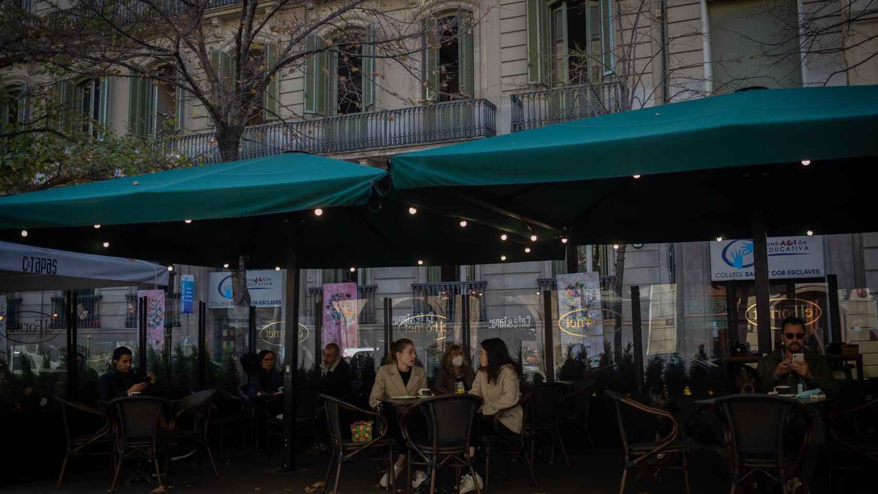 Varias personas en una terraza de Barcelona / EUROPA PRESS - David Zorrakino