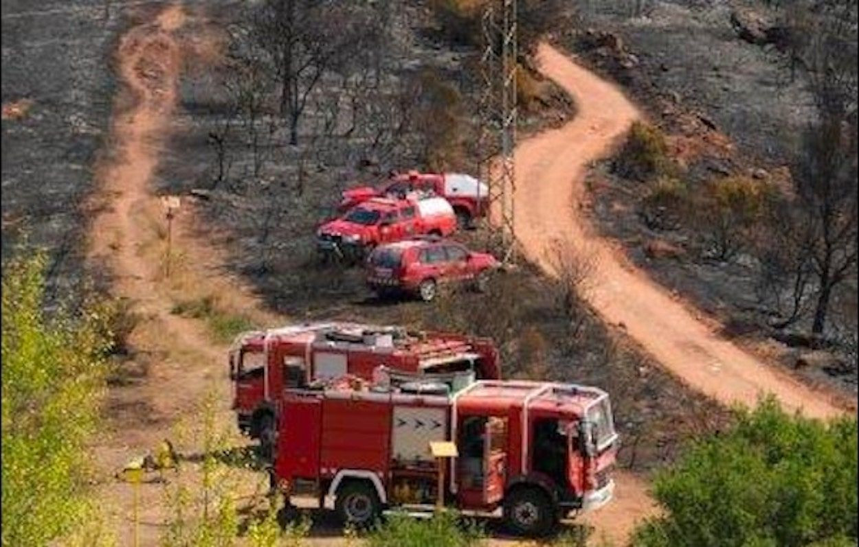 Los bomberos en la zona afectada / BOMBERS