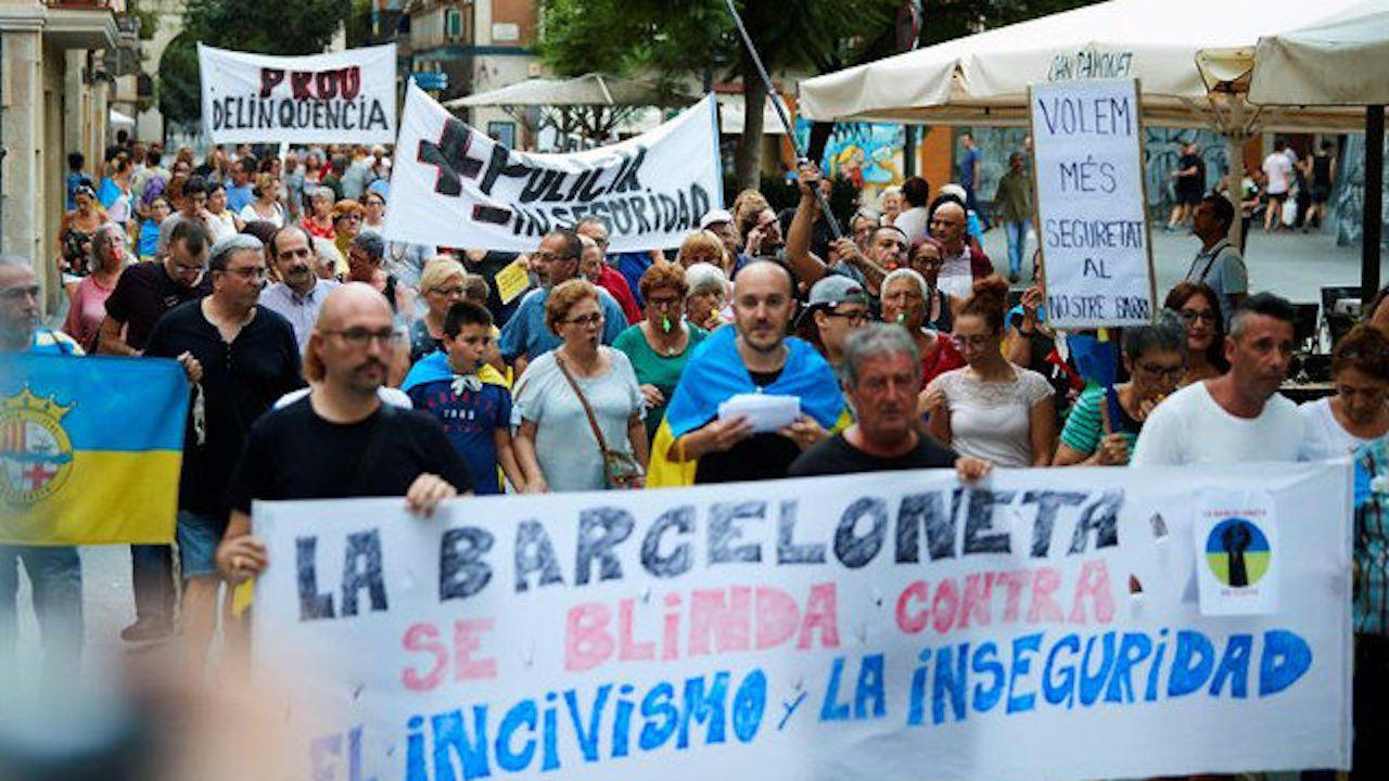 Vecinos de la Barceloneta en una manifestación contra el incivismo y la inseguridad / EFE - ARCHIVO