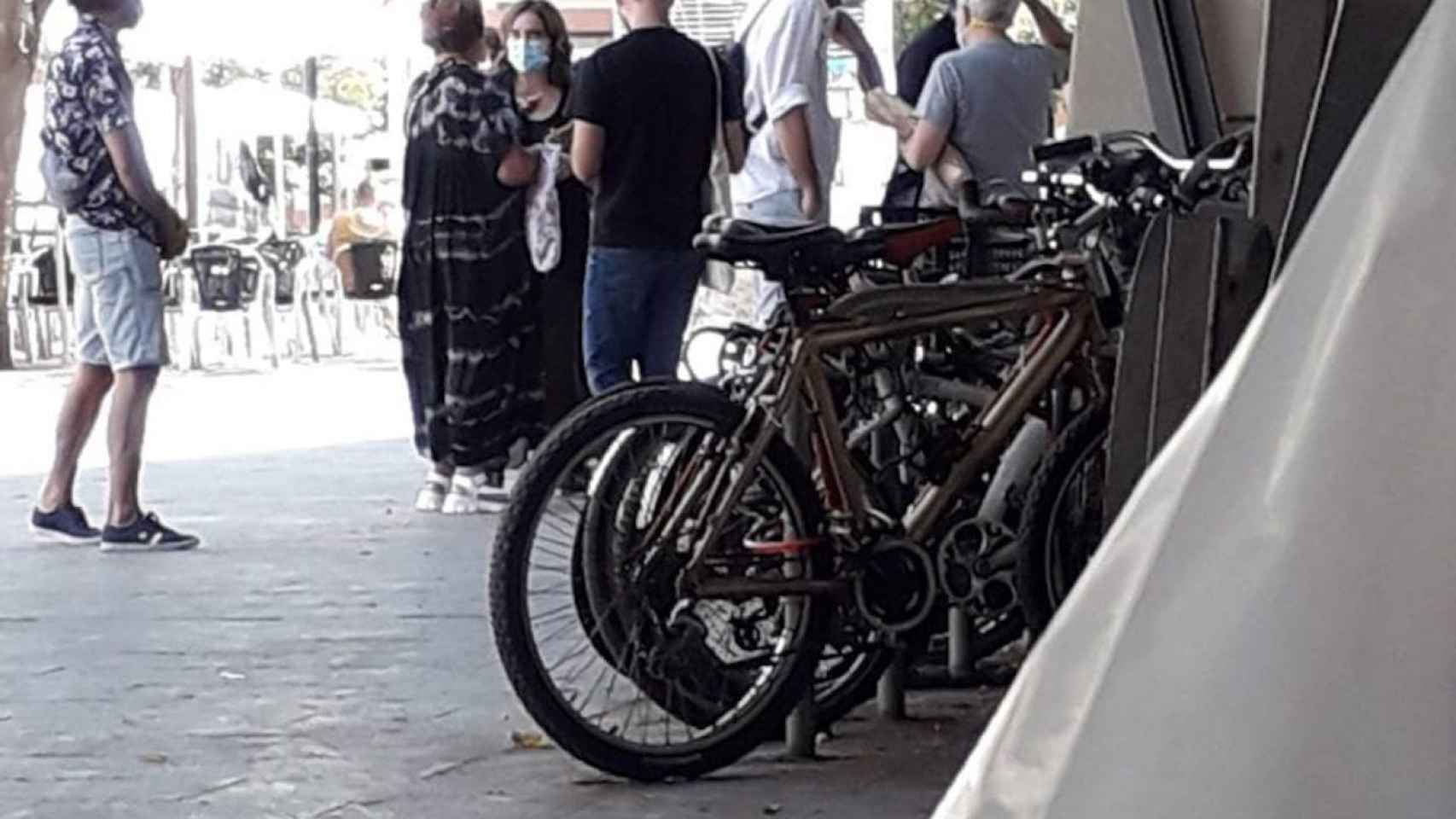 Ada Colau charlando con unas personas durante su visita a la Barceloneta / METRÓPOLI ABIERTA