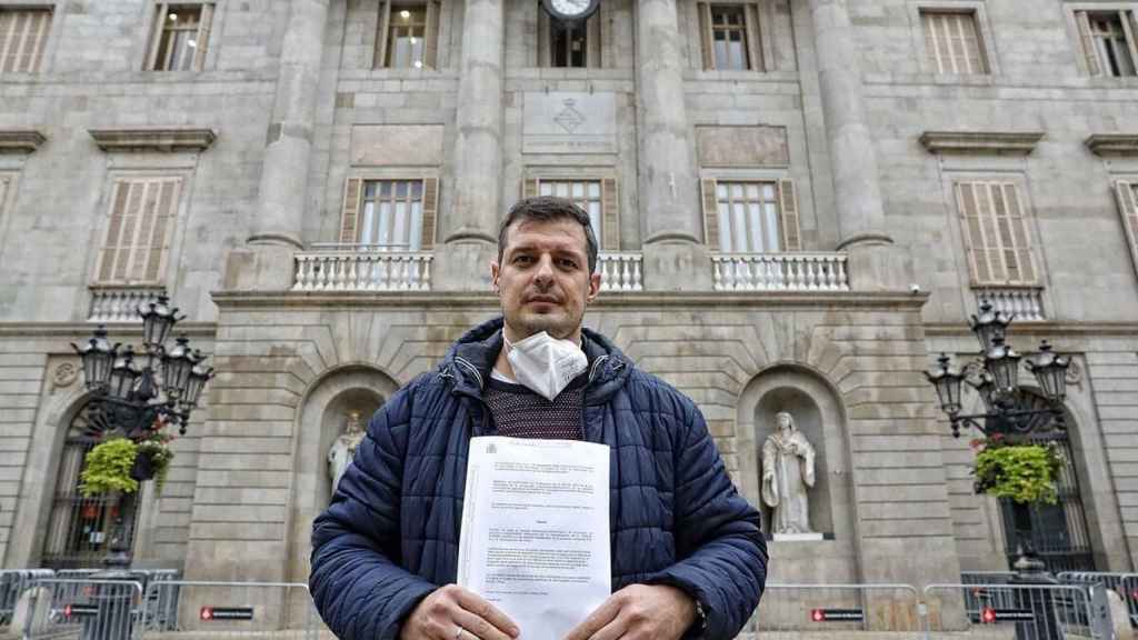 Vicenç Flores, con la sentencia del TSJC en la mano delante del edificio judicial en Barcelona / VICENÇ FLORES