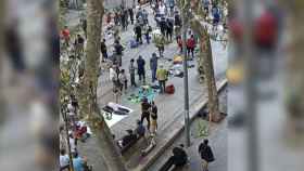 Vendedores del mercado de la miseria, que resiste en Sant Antoni, comerciando con productos de la basura / METRÓPOLI