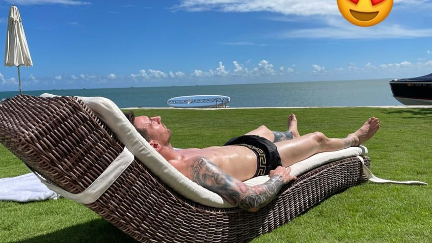 Leo Messi se relaja en una tumbona durante sus vacaciones / RRSS