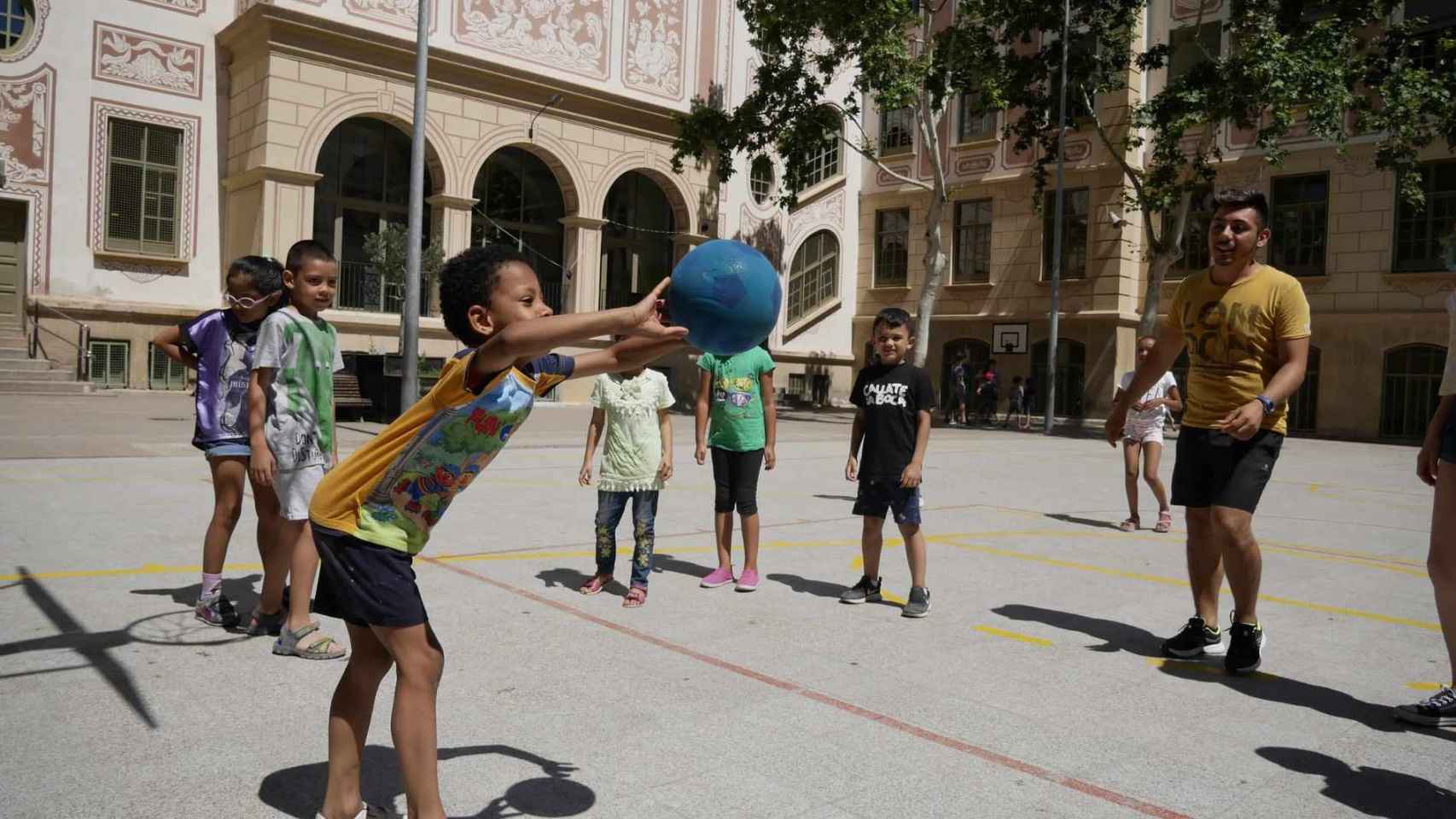 Niños jugando en el Raval