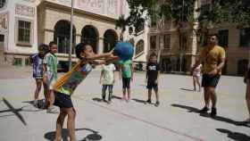 Niños jugando en el proyecto Raval Estiu Educatiu / AJUNTAMENT DE BARCELONA