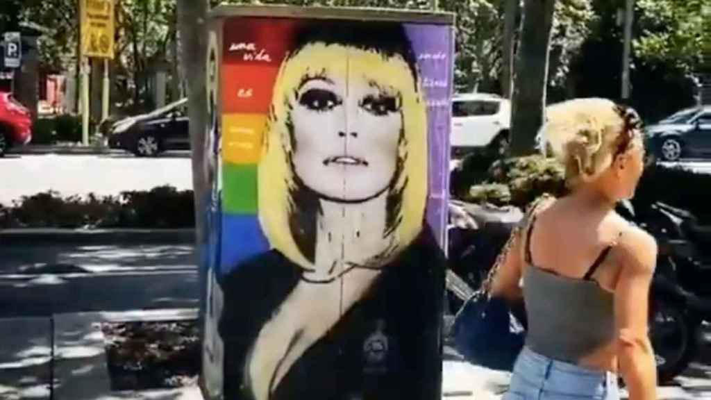 Grafiti de TVBoy en tributo a Raffaella Carrà en la Diagonal / TVBOY