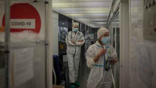 Sanitarios protegidos en la UCI covid del Hospital del Mar de Barcelona ante el aumento de casos detectado por la OMS / DAVID ZORRAKINO - EUROPA PRESS