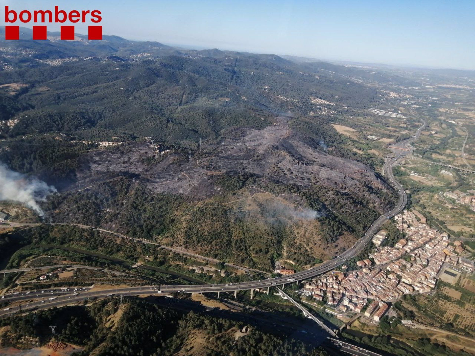 Incendio forestal en Castellví y Martorell (Barcelona) / BOMBERS