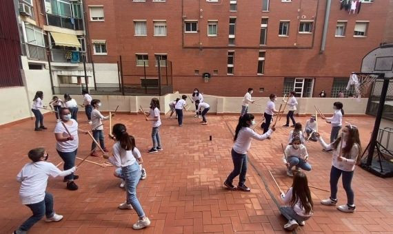 Alumnos de la Escuela Sanfeliu jugando en la hora del patio / ESCOLA SANFELIU