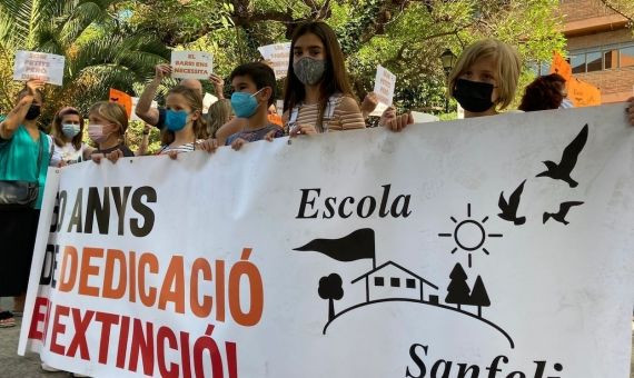 Manifestación de las familias por la continuidad en la Escola Sanfeliu / CEDIDA