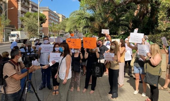 Manifestación de las familias por la continuidad en la Escola Sanfeliu / CEDIDA