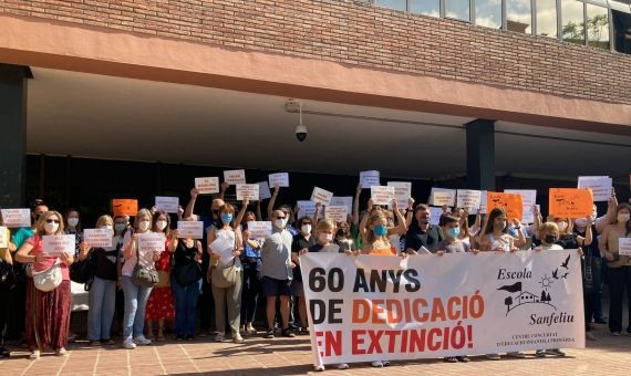 Manifestación de las familias por la continuidad en la Escola Sanfeliu / CEDIDA