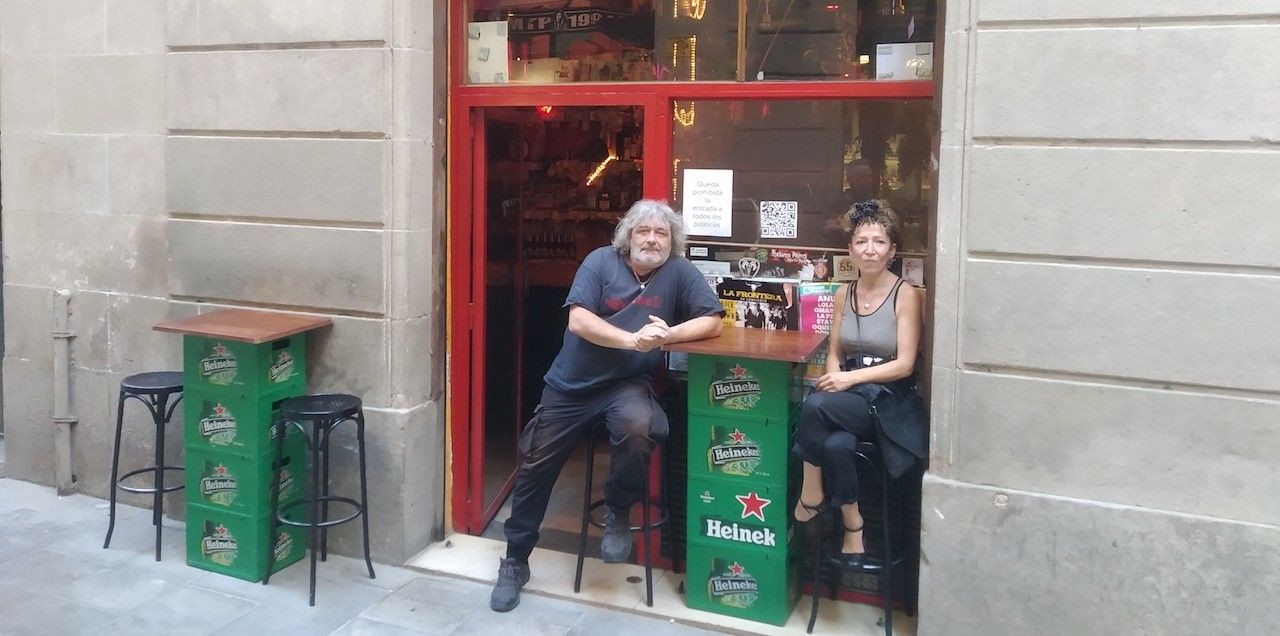 Philippe y Ricardine, del bar Síncopa del Gòtic / METRÓPOLI - JORDI SUBIRANA