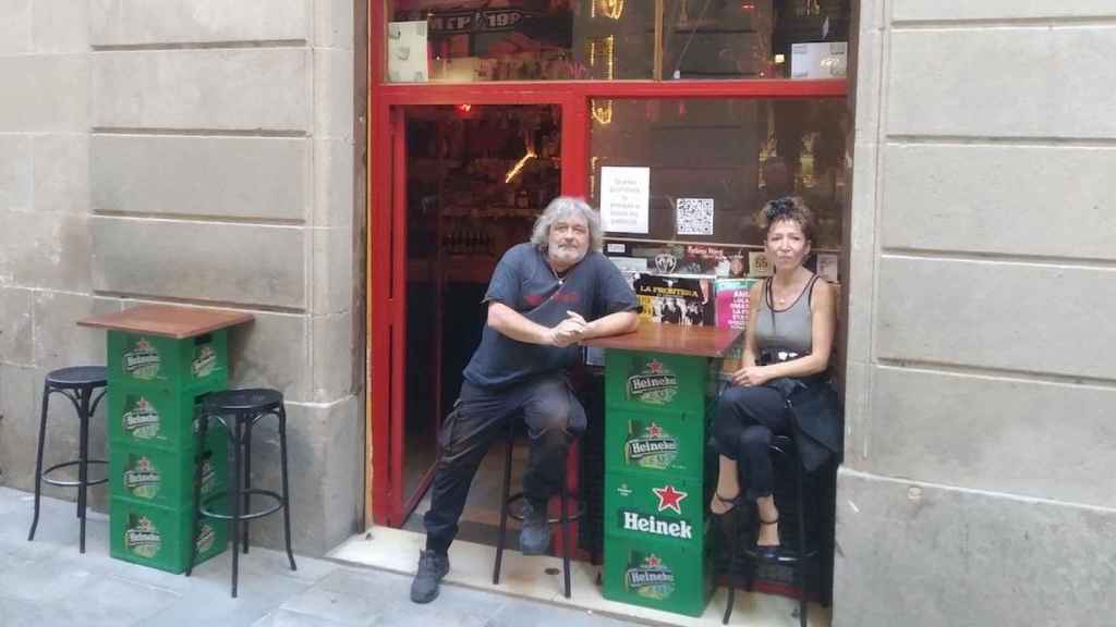 Philippe y Ricardine, del bar Síncopa del Gòtic / METRÓPOLI - JORDI SUBIRANA