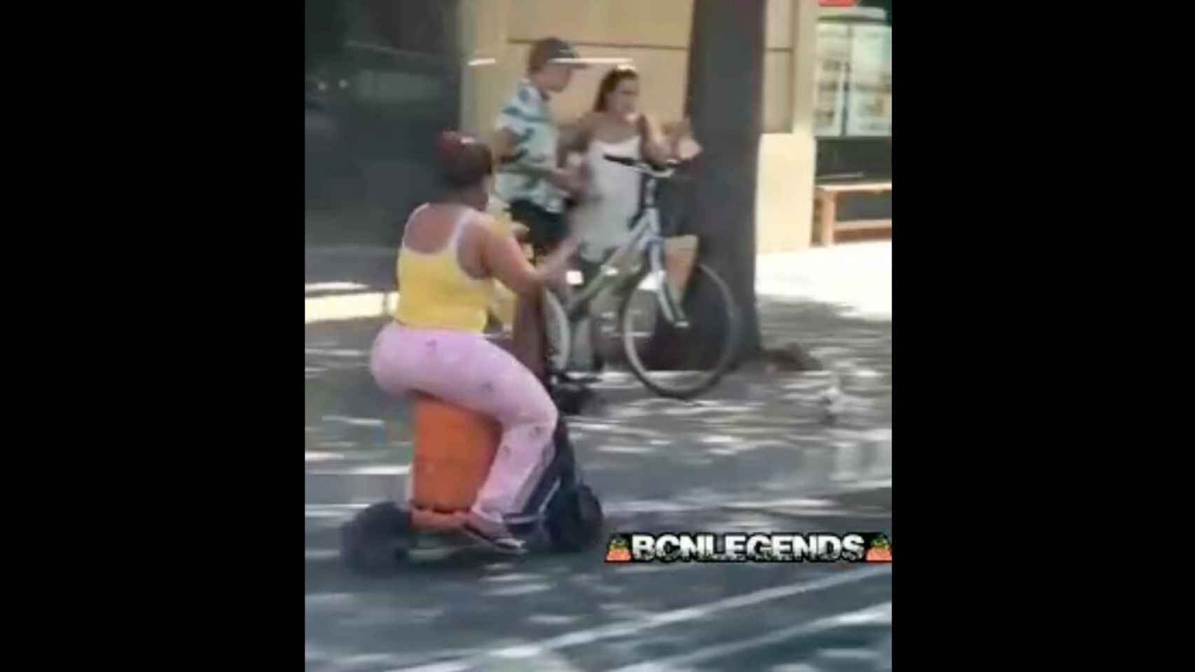 Una usuaria de patinete eléctrico usa una bombona de butano como asiento / BCN LEGENDS