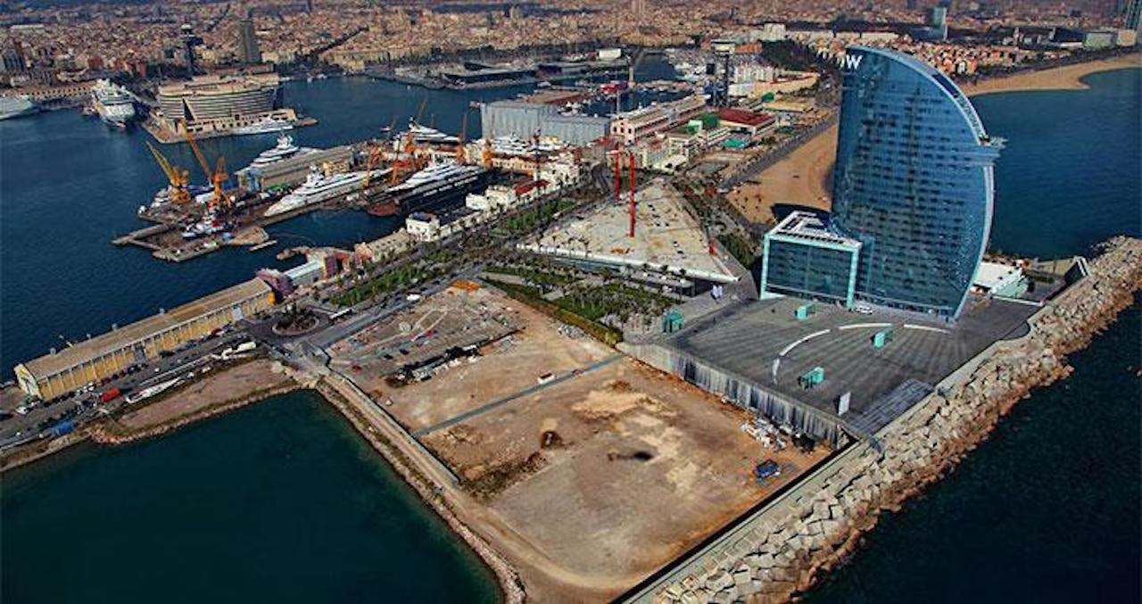 Los terrenos del Port de Barcelona, junto al Hotel Vela, donde se tiene que construir el Hermitage / PORT DE BARCELONA