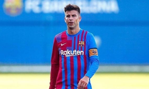 Gerard Piqué vestido con la nueva equipación del Barça / EFE