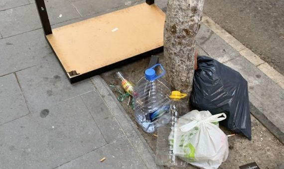 Alcorque de un árbol del barrio del Raval, lleno de basura / TWITTER