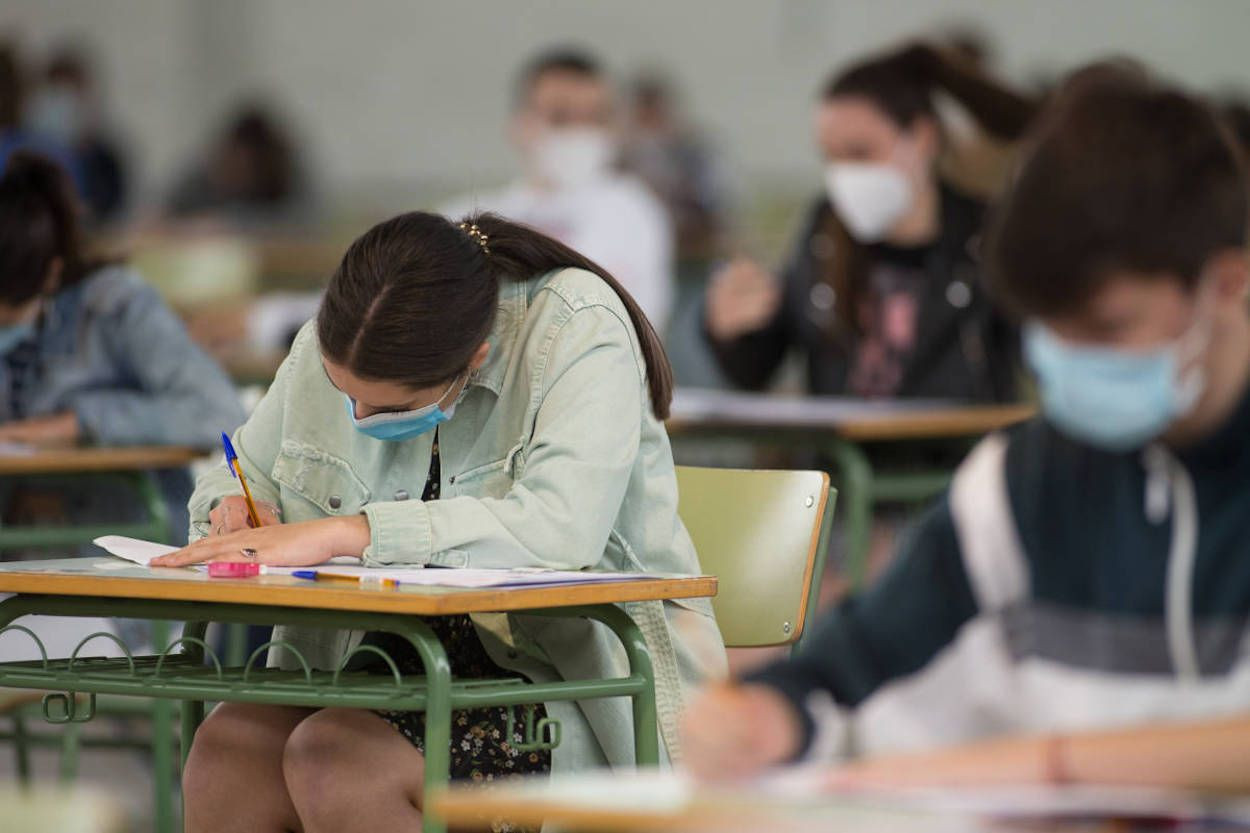 Estudiantes en una clase en una imagen de archivo / CARLOS CASTRO - EUROPA PRESS